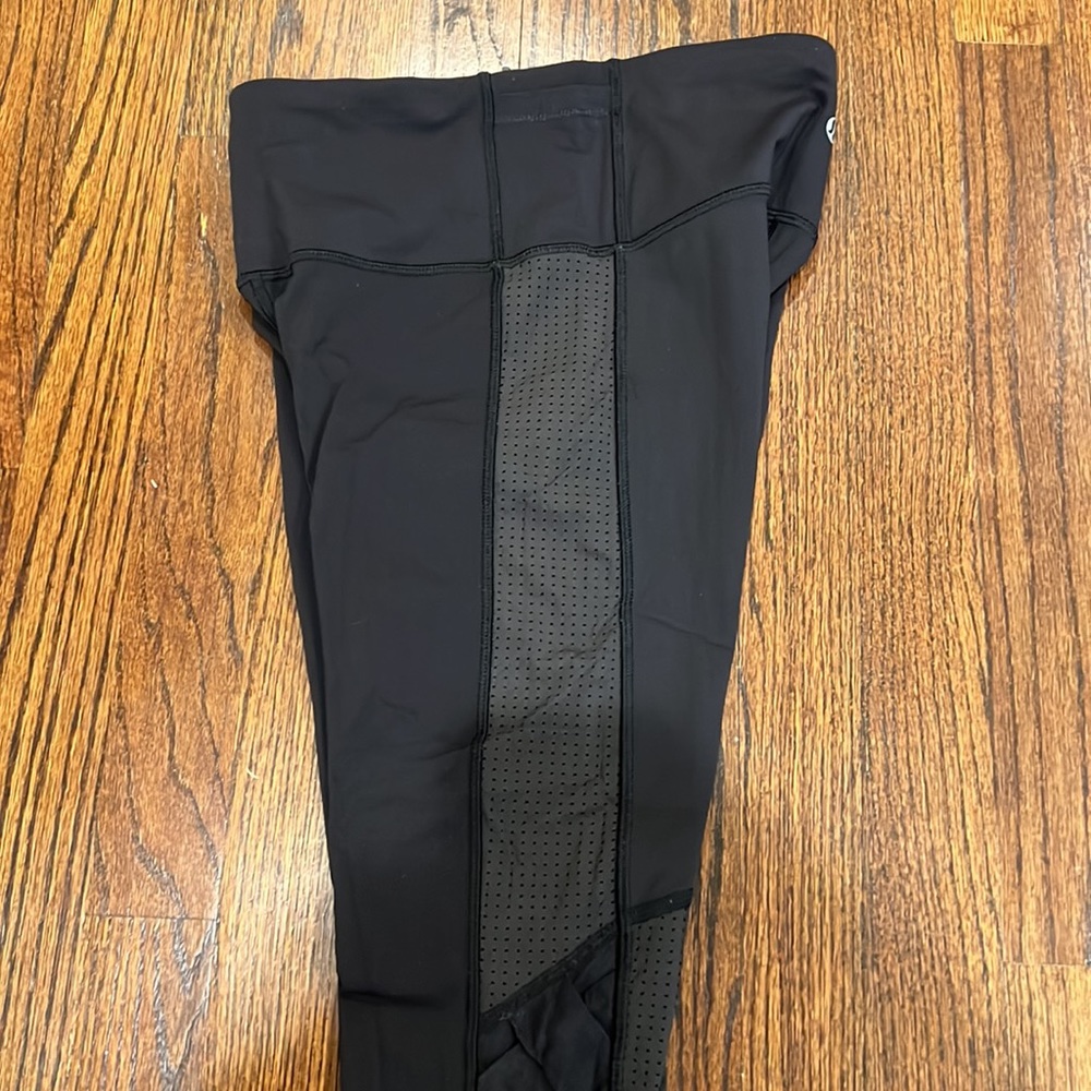 🍋Lululemon Perforated Mesh Crop! - Picture 5 of 14
